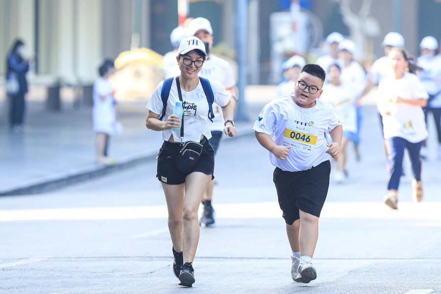 Hoạt động chạy góp phần nâng cao sức khỏe thể chất cho con người.