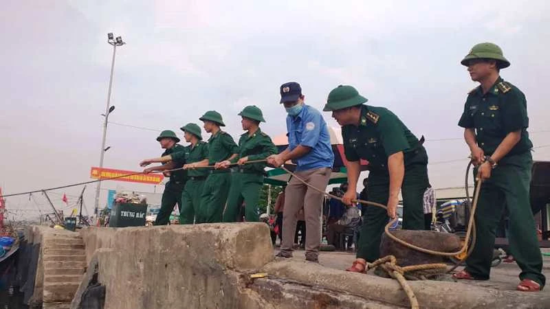 Lực lượng biên phòng Cửa Sót chằng néo tàu thuyền vào bờ an toàn.