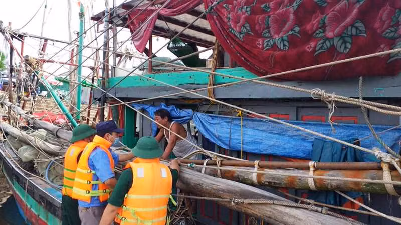 Lực lượng chức năng hỏi thăm các ngư dân.