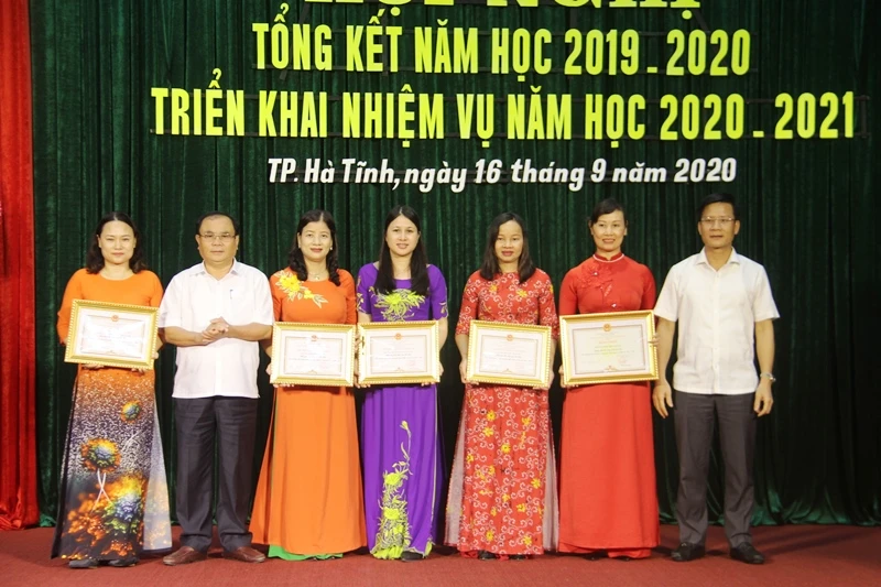 Trao tặng Bằng khen cho các tập thể xuất sắc tại Hội nghị tổng kết năm học 2019 – 2020, triển khai nhiệm vụ năm học 2020 – 2021.