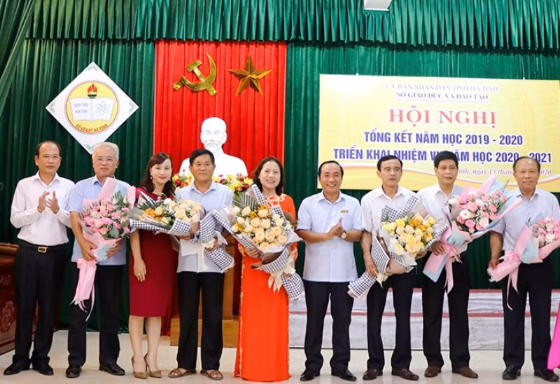 Ban Giám đốc Sở GD&ĐT tặng hoa chia tay các đồng chí lãnh đạo ngành giáo dục nghỉ hưu trong năm học vừa qua