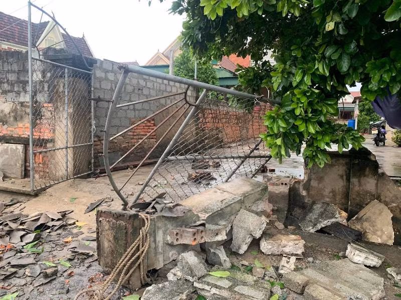 Nhiều bờ tường, cổng rào bị sập đổ.