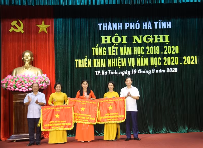 Lễ tổng kết trao Cờ thi đua cho 3 tập thể.