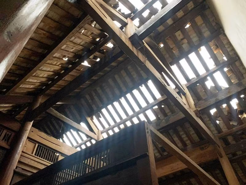 Nhiều nhà dân bị tốc mái, hư hỏng nặng.