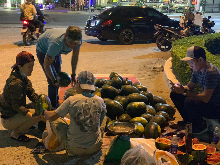 Từ sáng sớm đến đêm khuya CLB vẫn luôn cố gắng để bán hết số dưa nhập về.