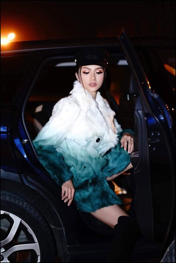 Hoa hậu Hương Giang chỉ cách xuống xe hơi thần thái sang chảnh nhất ảnh 4 Empty