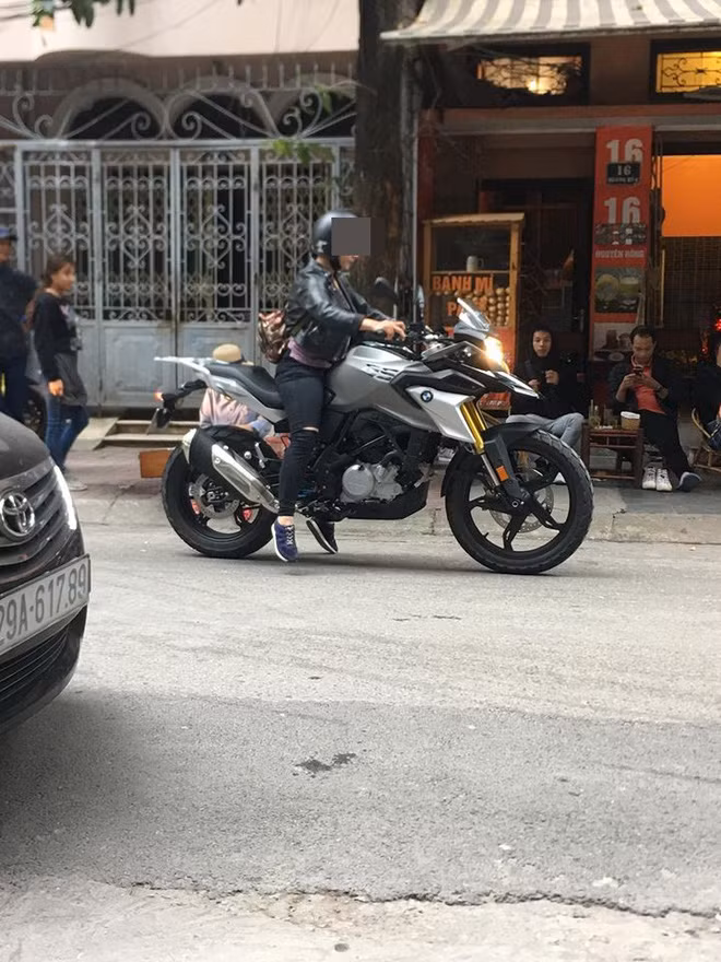 Tình huống éo le khi cô gái chân ngắn chạy xe phân khối lớn, ai nhìn thấy cũng muốn giúp - Ảnh 1.