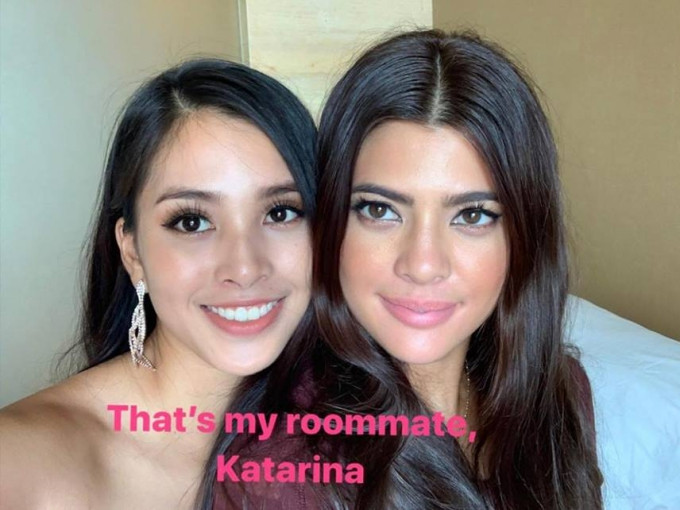 Tiểu Vy (trái) chụp ảnh cùng Hoa hậu Philippines - Katarina Rodriguez. Tiểu Vy chụp ảnh cùng Hoa hậu Philippines -