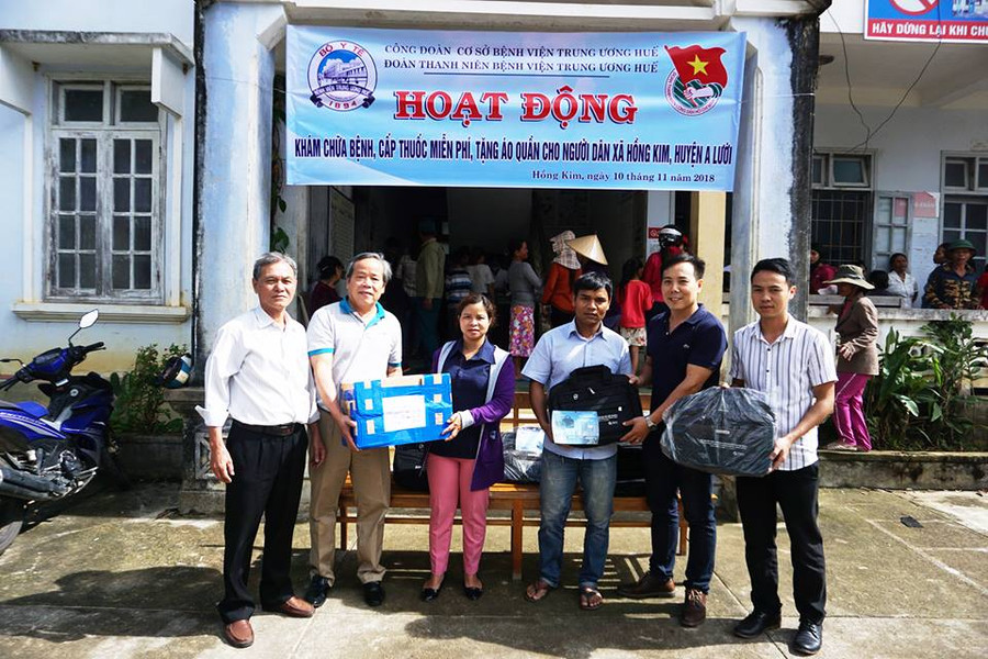 Tặng áo ấm, và cấp phát thuốc miễn phí cho học sinh và người nghèo tại xã Hồng Kim