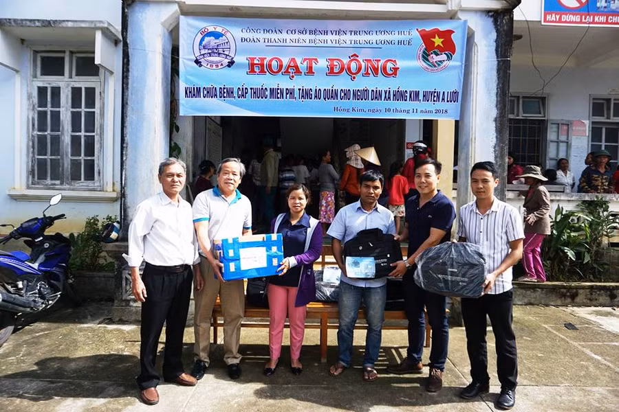 Tặng áo ấm, và cấp phát thuốc miễn phí cho học sinh và người nghèo tại xã Hồng Kim