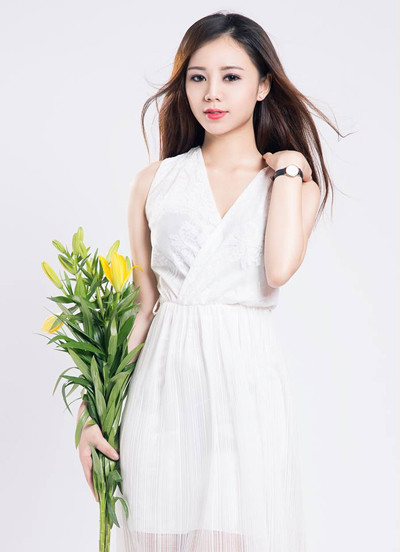 Ngoài đời, cô chuộng phong cách nhẹ nhàng, nữ tính. Hot girl thích trang phục tông màu sáng như trắng, hồng pastel. Ngoài đời, cô chuộng phong cách nhẹ nhàng, nữ tính. Hot girl thích trang phục tông màu sáng như trắng, hồng pastel.