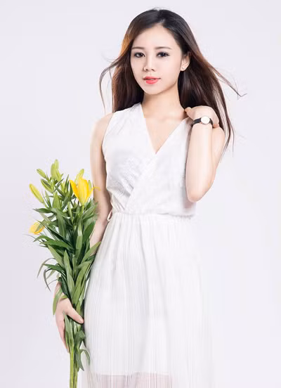 Ngoài đời, cô chuộng phong cách nhẹ nhàng, nữ tính. Hot girl thích trang phục tông màu sáng như trắng, hồng pastel.