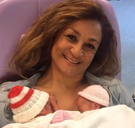 Bà mẹ già nhất nước Anh sinh liền 4 con ở tuổi 50