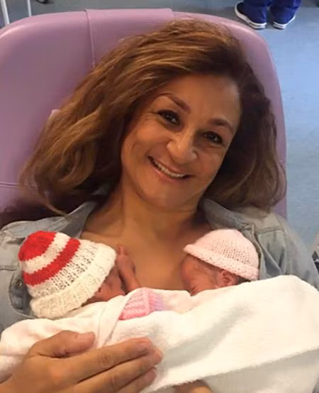 Bà ngoại 50 tuổi trở thành bà mẹ lớn tuổi sinh nhiều con nhất nước Anh