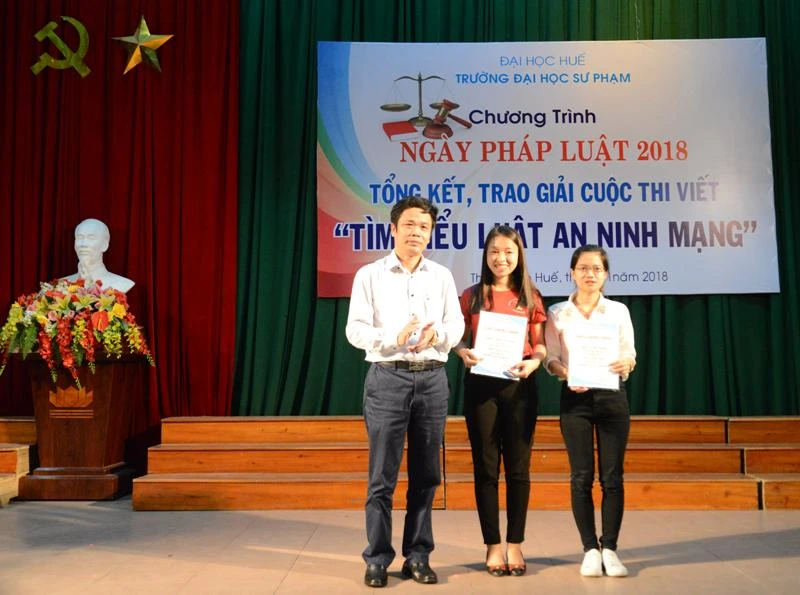 PGS. TS Nguyễn Đình Luyện – Phó Hiệu trưởng Trường ĐHSP Huế trao giải nhì cho 2 SV Nguyễn Khoa Diệu Hiền và Ngô Thị Sương