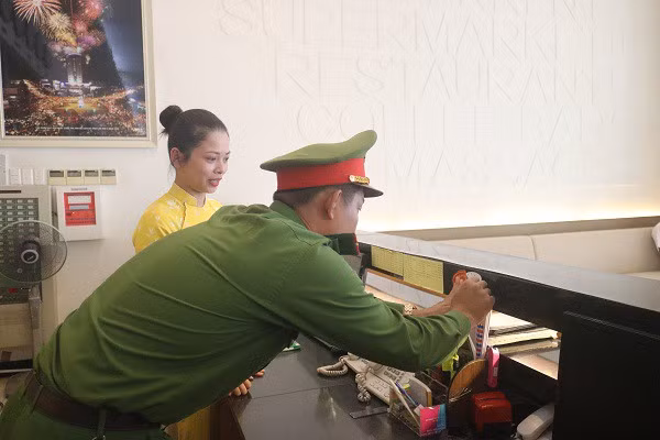 Khách sạn, nhà hàng, quán karaoke...