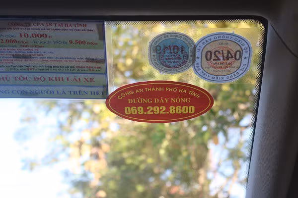 Công an niêm yết đường dây nóng lên các hãng taxi trên địa bàn.