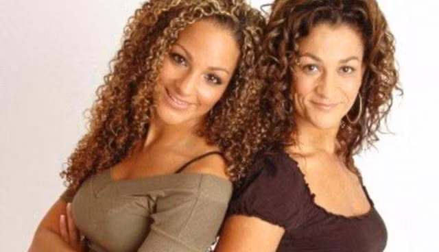 Tracey chụp ảnh cùng con gái đã trưởng thành của mình