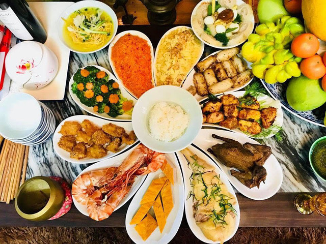 Mâm cỗ ở gia đình chồng được Diệu Hương tự tay chuẩn bị và bày biện. Mâm cỗ ở gia đình chồng được Diệu Hương tự tay chuẩn bị và bày biện.