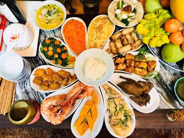 Mâm cỗ ở gia đình chồng được Diệu Hương tự tay chuẩn bị và bày biện.