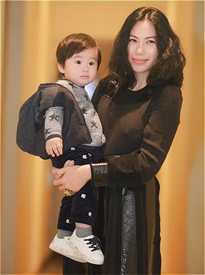 Tùng Dương trước đây kín tiếng về cuộc sống gia đình. Anh lần đầu khoe vợ và con trai năm 2017.