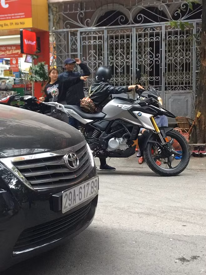 Tình huống éo le khi cô gái chân ngắn chạy xe phân khối lớn, ai nhìn thấy cũng muốn giúp - Ảnh 2.