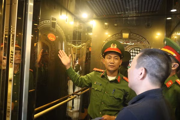  ... đều được niêm yết đường dây nóng để người dân thuận tiện cung cấp thông tin cho lực lượng chức năng. 