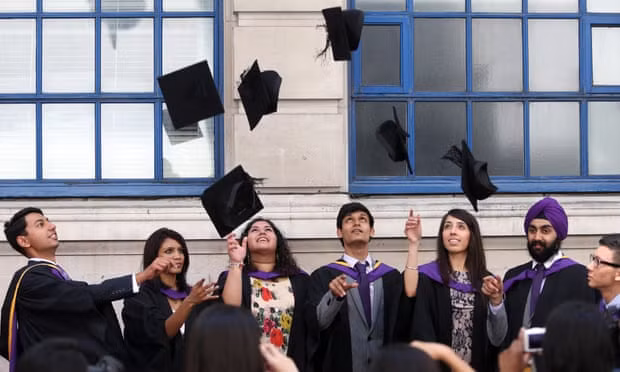 Chính phủ Anh vào cuộc trước tình trạng “lạm phát” bằng ĐH loại xuất sắc