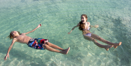 Tắm tại Biển Chết là trải nghiệm thú vị với nhiều người, nhưng nếu không cẩn thận, bạn có thể bị đau rát da. Ảnh:Flickr. nhung-dieu-khong-tuong-khien-du-khach-dau-don-khi-tam-bien-chet