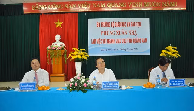 Bộ trưởng Phùng Xuân Nhạ chủ trì buổi làm việc.