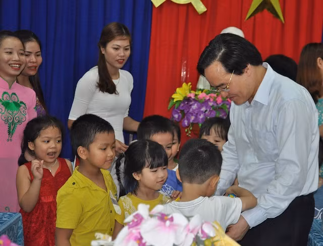Bộ trưởng Phùng Xuân Nhạ tặng quà cho các cháu mầm non