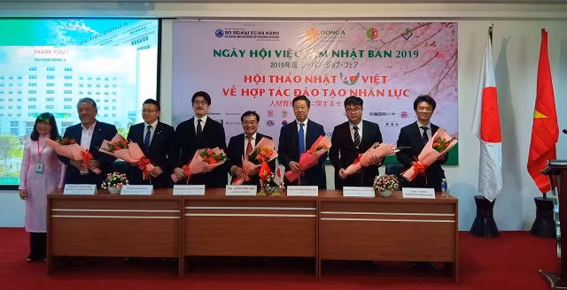 Trường ĐH Đông Á và các doanh nghiệp Nhật Bản ký kết hợp tác đào tạo. Trường ĐH Đông Á và các doanh nghiệp Nhật Bản ký kết hợp tác đào tạo.