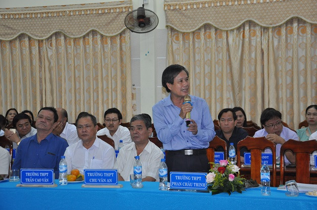 Đội ngũ cán bộ quản lý các cơ sở giáo dục Quảng Nam trình bày ý kiến kiến nghị với Đoàn công tác Bộ GD&ĐT và Bộ trưởng Phùng Xuân Nhạ.