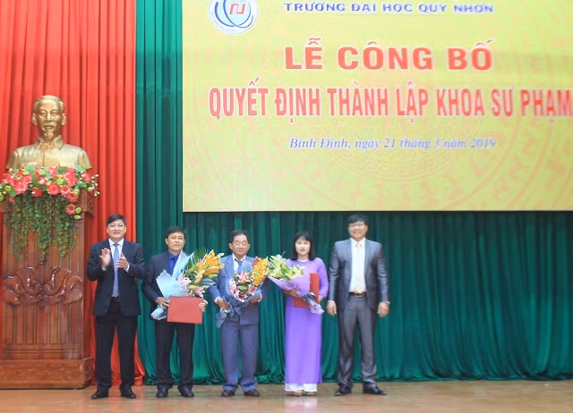 TPGS.TS Đỗ Ngọc Mỹ trao quyết định bổ nhiệm các chức vụ thuộc khoa Sư phạm.