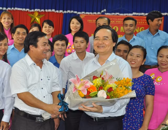 Bộ trưởng gặp gỡ và làm việc với đội ngũ giáo viên Trường THPT Nguyễn Văn Cừ xã Quế Phú, huyện Quế Sơn - Quảng Nam.