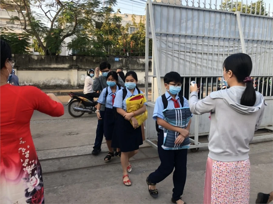 Các trường trên địa bàn Sơn La tăng cường kiểm tra thân nhiệt khi học sinh đến lớp. (Ảnh minh họa).