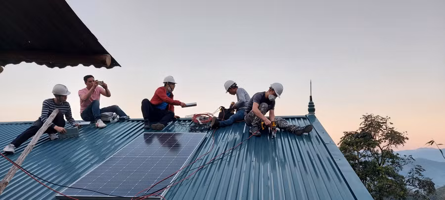 Lắp đặt hệ thống năng lượng điện mặt trời.