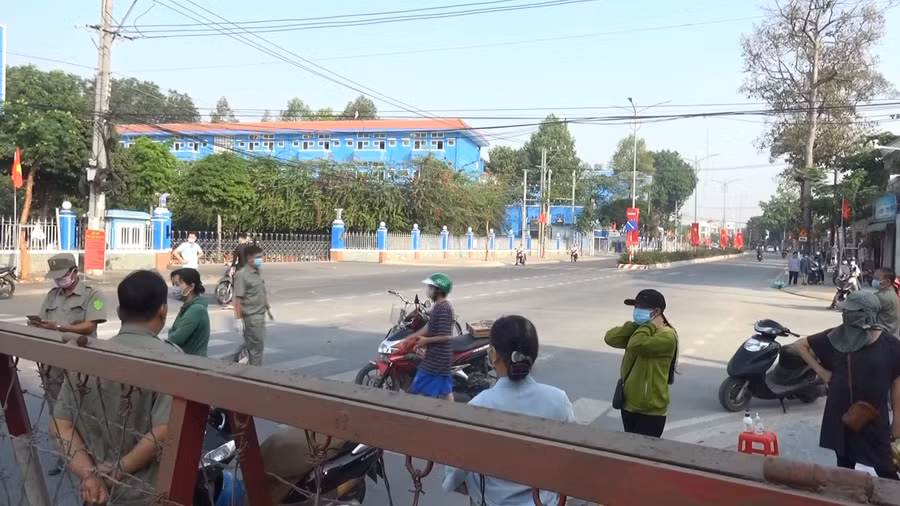 Phía ngoài khu vực phong tỏa tại Trường ĐH Thủ Dầu Một