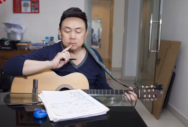 Là nghệ sĩ đa tài, anh cũng thường chơi đàn và sáng tác nhạc mỗi khi rảnh rỗi. Đây là những thú vui giúp làm nên nét duyên khó lẫn của Chí Tài qua những tiểu phẩm lồng ghép những đoạn nhạc chế, giả giọng đầy hài hước. 