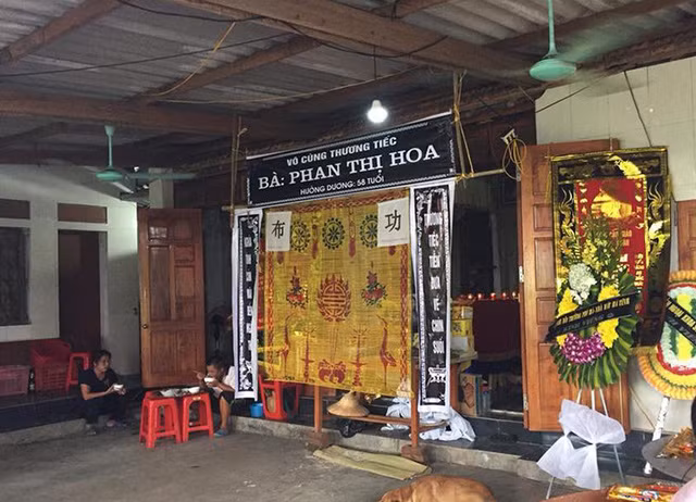 Gia đình đang tổ chức đám tang cho bà Hoa.