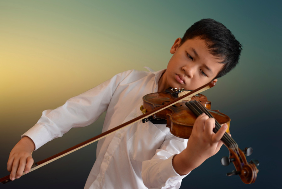 Long tập chơi nhạc cụ từ nhỏ Long tập chơi nhạc cụ từ nhỏ