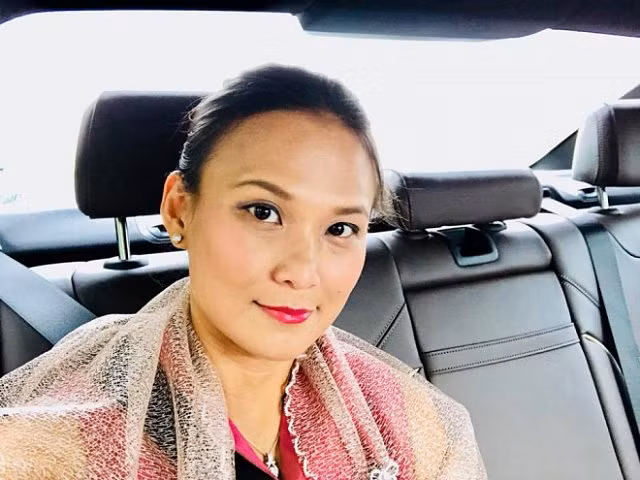 Người này trông rất giàu sang, thành đạt.