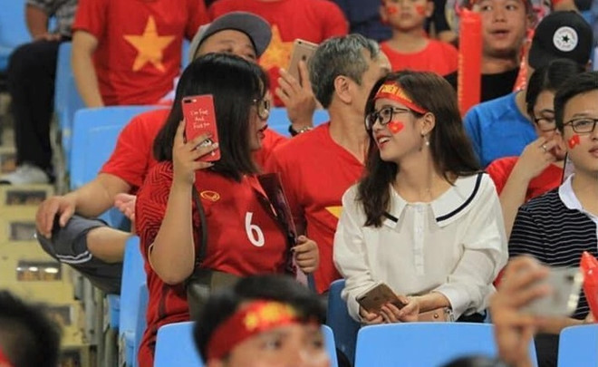 Co dong vien xinh dep bi 