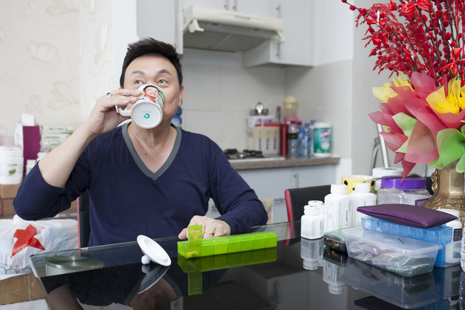 Một ngày của Chí Tài bắt đầu bằng bữa ăn sáng do anh tự nấu để kịp giờ uống thuốc và tập thể dục. Anh cho biết ở độ tuổi gần 60 nếu không chăm chỉ luyện tập sẽ khó lòng giữ được phong độ trên sân khấu lẫn ngoài đời.