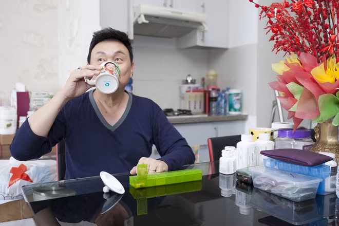 Một ngày của Chí Tài bắt đầu bằng bữa ăn sáng do anh tự nấu để kịp giờ uống thuốc và tập thể dục. Anh cho biết ở độ tuổi gần 60 nếu không chăm chỉ luyện tập sẽ khó lòng giữ được phong độ trên sân khấu lẫn ngoài đời. 