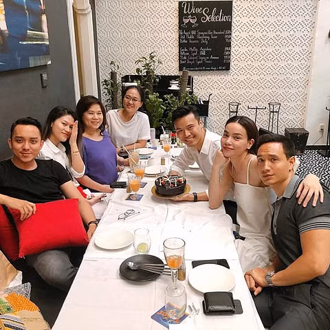 Hồ Ngọc Hà - Kim Lý không ngại dành cho nhau những cử chỉ thân mật giữa chốn đông người.