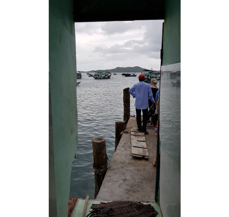 Cầu tàu tự chế của một nhà nghỉ trở thành điểm đón du khách đi thuyền khám phá đảo.