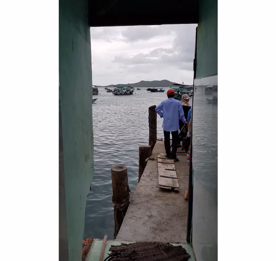 Cầu tàu tự chế của một nhà nghỉ trở thành điểm đón du khách đi thuyền khám phá đảo.