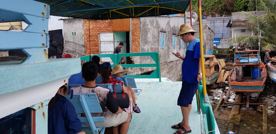 Các du khách chuẩn bị lênh đênh ra biển đi thăm quan mà không một ai được trang bị áo phao.