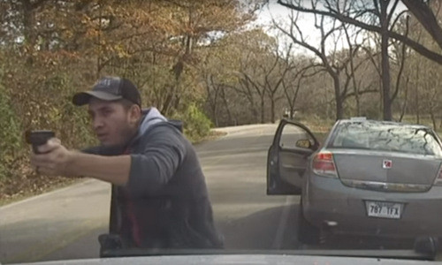 Nghi phạm Cenobio tìm cách bắn Thomspon. Nghi phạm Cenobio tìm cách bắn Thomspon. Ảnh: Washington County Police.